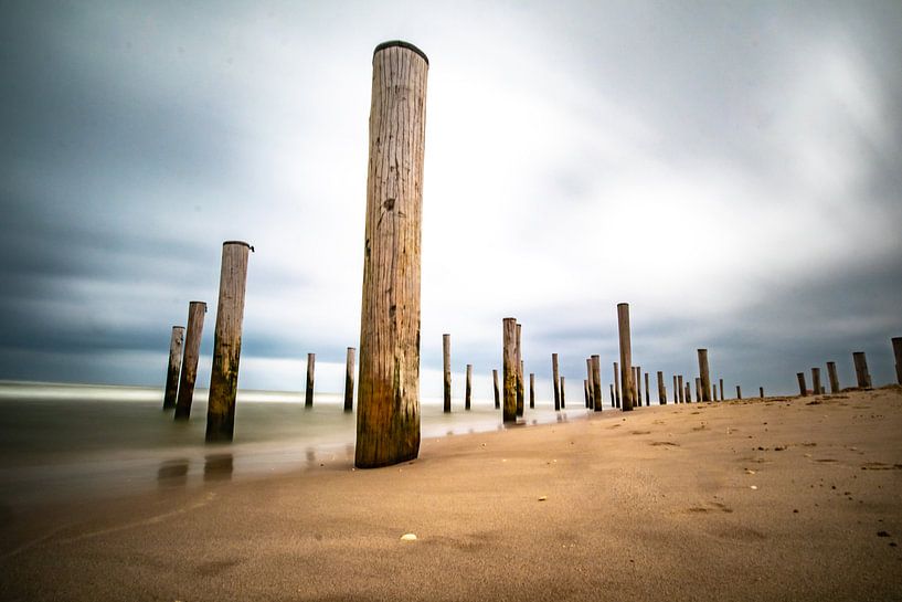 Petten, Palendorp, Zee, Wolken, Harde wind. van Frank Slaghuis