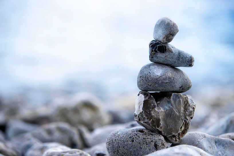 Steinhaufen mit blauem Meer von Karijn | Fine art Natuur en Reis Fotografie