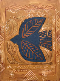 Blauer Vogel mit Flügeln im Blattmuster, umgeben von geprägten geometrischen Bordüren, einem Halbmond und Blumenmotiven. von HUGO