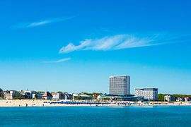 Blick über die Ostsee auf  Warnemünde