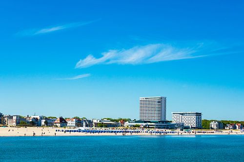 Blick über die Ostsee auf  Warnemünde