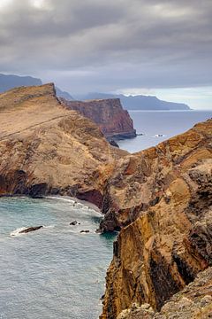 Uitzicht over de kliffen van het schiereiland Ponta de São Lourenço aan de oostkant van het eiland M van Sjoerd van der Wal Fotografie