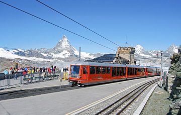 Station Gornergrat met zicht op de Matterhorn van Kees van den Burg