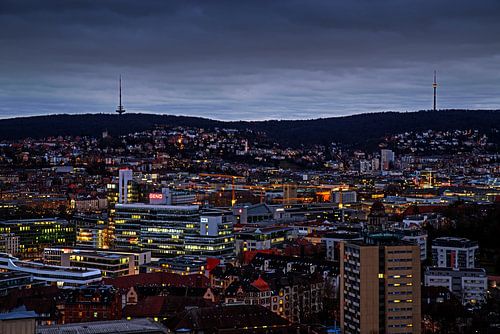große Stadt bei Nacht