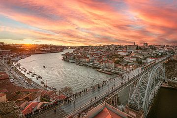 Schöner Sonnenuntergang in Porto (Portugal) von Patrick Löbler