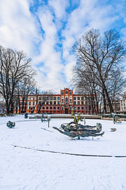 Blick über den Brunnen der Lebensfreude auf die Universität
