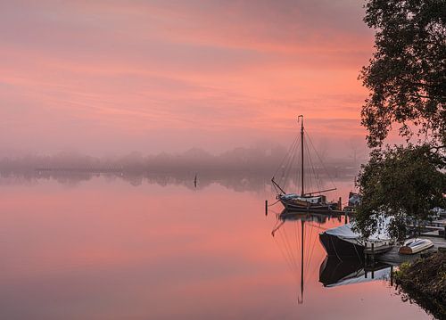 Schip in Spaarndam bij een mistige zonsopkomst