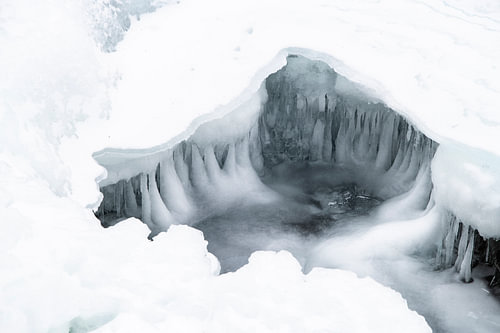 Glaçons et tranquillité dans un paysage hivernal en Norvège