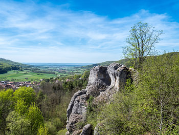Blick über die Fränkische Schweiz mit Felsen
