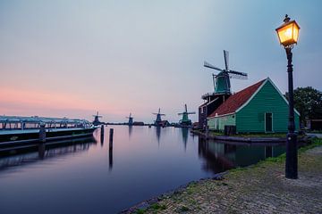 Windmolens en rondvaartboot bij Zaanse Schans van Michiel Dros