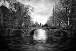 Amsterdam Jordaan - Fahrradfahrer auf einer Brücke