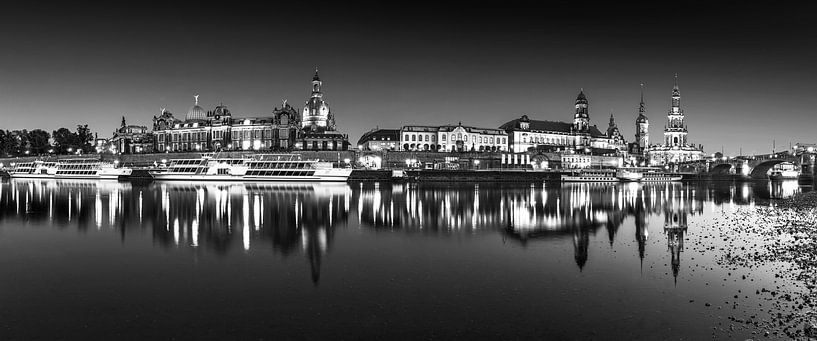 Dresden Panorama - historische Skyline an der Elbe in der Nacht von Frank Herrmann