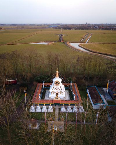 Boeddhistische stupa Hantum in Fries landschap