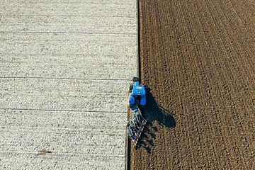 Tracteur labourant le sol pour planter des cultures, vu d'en haut