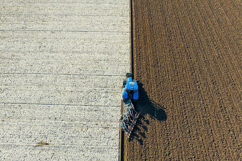 Tractor ploegt de grond voor het planten van gewassen van bovenaf gezien van Sjoerd van der Wal Fotografie