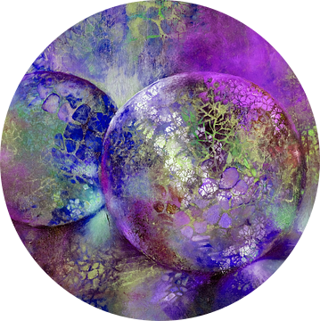 Kleine schatten - glazen bollen in het licht met violet, paars en blauw van Annette Schmucker