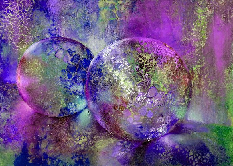 Kleine Kostbarkeiten - Glaskugeln im Licht mit  violett, purpur und blau von Annette Schmucker