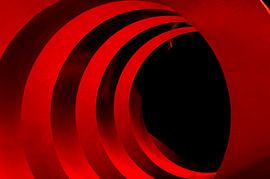 Vision d'un tunnel avec structure en rouge et noir sur Anita Hermans