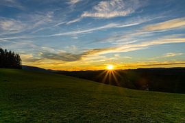 Deutschland, Warmes romantisches orangefarbenes Sonnenuntergangslicht über der Naturlandschaft von adventure-photos