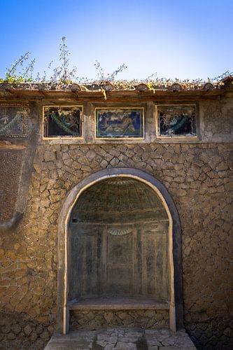 Fresco's met altaar in Herculaneum, Italië