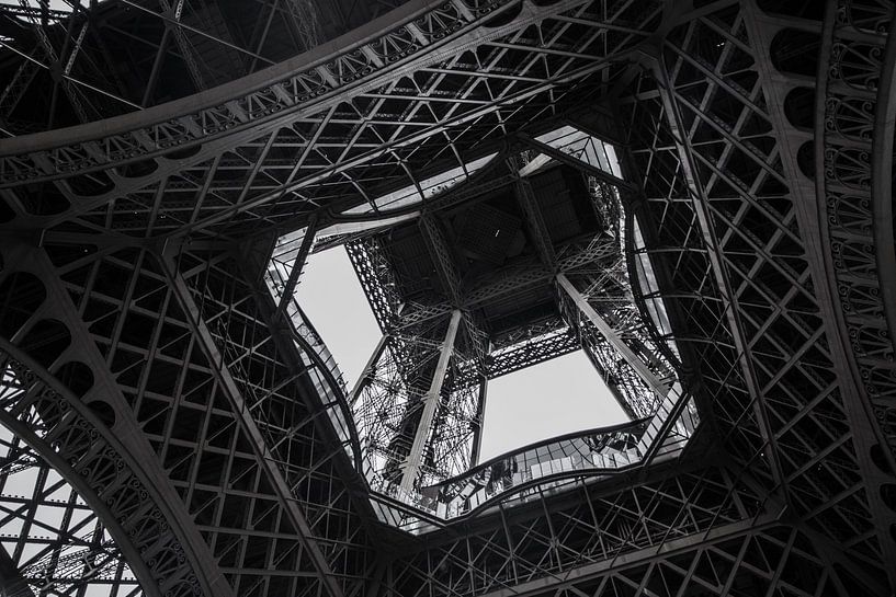 Unteransicht einer der Säulen des Eiffelturms von Suzanne Schoepe