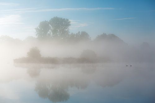 Mist boven de rivier de Drentsche Aa in Drenthe, Nederland