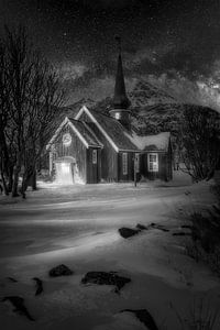 Église avec neige et étoiles en Norvège. Image en noir et blanc. sur Manfred Voss, Schwarz-weiss Fotografie