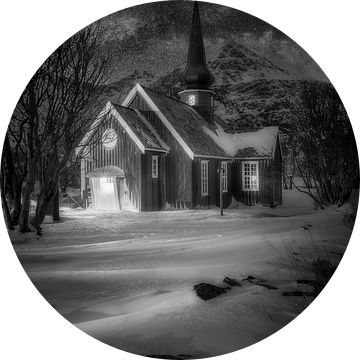 Kerk met sneeuw en sterren in Noorwegen. Zwart-wit beeld. van Manfred Voss, Schwarz-weiss Fotografie