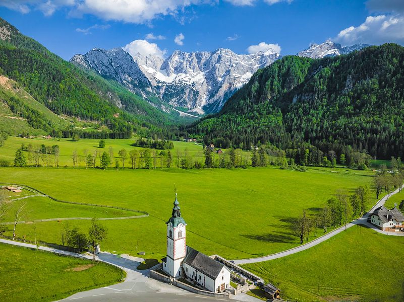 Zgornje Jezersko kapel in de vallei luchtfoto tijdens de lente van Sjoerd van der Wal Fotografie