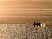 Tractor bereidt de grond voor op het planten van gewassen van Sjoerd van der Wal Fotografie thumbnail