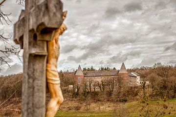 Kruisbeeld in de buurt van  Sint- Benedictusberg bij Mamelis sur John Kreukniet