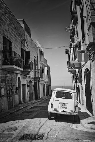 La rue vers la mer en noir et blanc