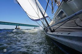 Sailboat with course on bridge.