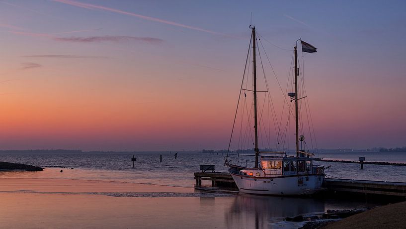 Zeilboot in het licht van de opkomende zon van Bram van Broekhoven