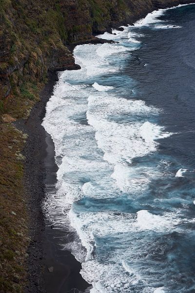 Sterke golven bij Playa de Nogales van Cor de Hamer