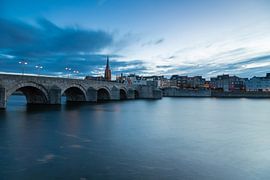 Sonnenaufgang in Maastricht mit Blick auf die Maas und den Stadtteil Wyck bei bedrohlichem Himmel von Kim Willems
