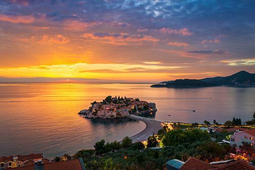 Sveti Stefan eiland in Montenegro tijdens zonsondergang