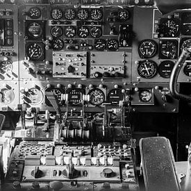 Cockpit van oud vliegtuig van Christiaan Onrust