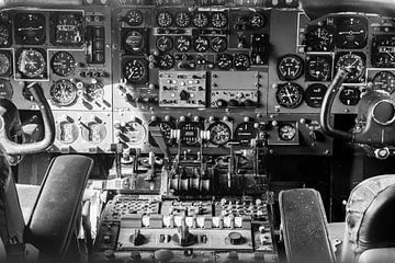 Cockpit van oud vliegtuig