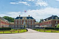 Slot Zeist aan de Nassau Odijklaan met de Nederlandse vlag in top