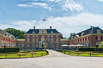 Slot Zeist in der Nassau Odijklaan mit der niederländischen Flagge an der Spitze