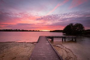 leuchtend rosa Himmel über einem Bootssteg Rietplas Emmen