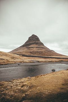 Kirkjufell Berg in IJsland - Staand van Timewall by Fay