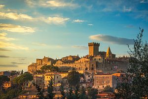 Skyline des Dorfes Capalbio bei Sonnenuntergang. Maremma, Toskana