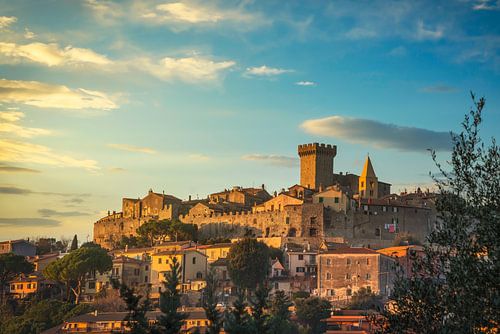 Capalbio's skyline bij zonsondergang. Maremma, Toscane