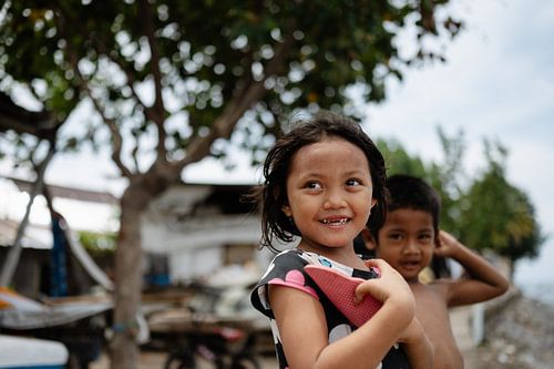 Ein strahlendes Mädchen mit leuchtenden Augen erweckt den Zauber der Insel zum Leben