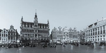 Grand-Place de Bruxelles de nuit - noir et blanc sur Werner Dieterich