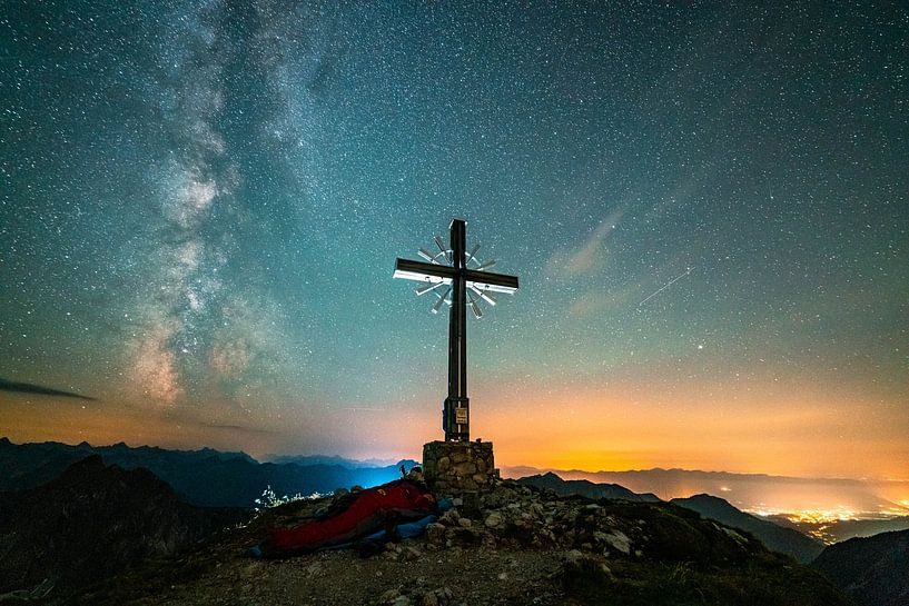 Ciel étoilé et voie lactée au-dessus des Alpes d'Allgäu avec la croix du sommet du Gaishorn par Leo Schindzielorz