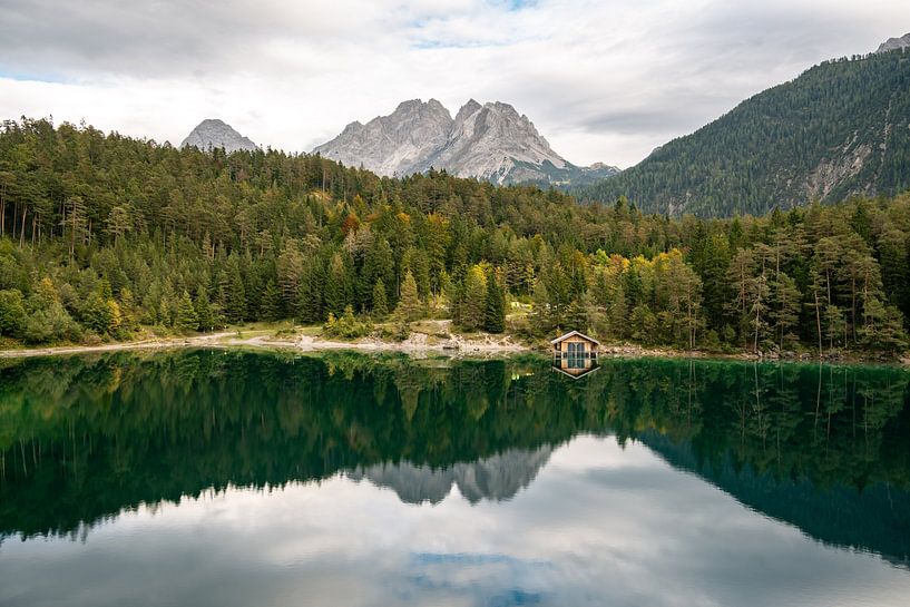 Blindsee mit Seehaus und Reflexion von Leo Schindzielorz