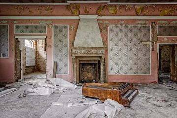 Klavier an einem verlassenen Ort von Gentleman of Decay